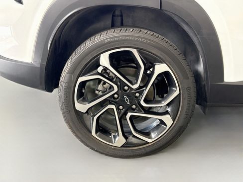 Used 2025 Chevrolet Trax RS w/ Driver Confidence Package FWD image 33