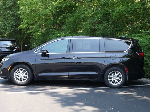 Used 2025 Chrysler Pacifica Select FWD image 4