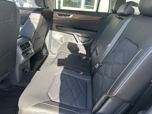 Used 2024 Volkswagen Atlas SE image 12