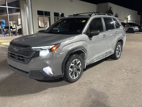 Used 2025 Subaru Forester Premium image 19