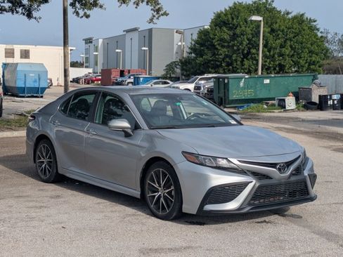 Used 2023 Toyota Camry SE FWD image 3