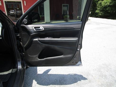 Used 2020 Jeep Grand Cherokee Altitude AWD/4WD image 33