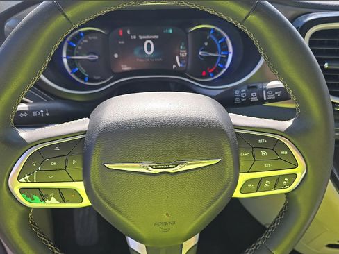 Used 2022 Chrysler Pacifica Touring-L FWD image 13