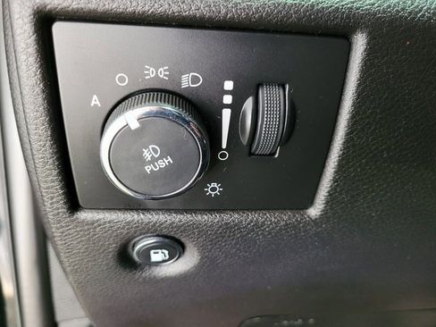 Used 2018 Jeep Grand Cherokee Laredo image 43