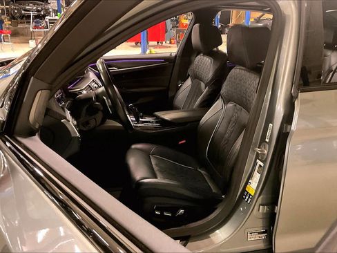 Used 2023 BMW M550i xDrive w/ Dynamic Handling Package image 7