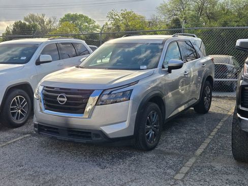 Used 2025 Nissan Pathfinder SV image 4