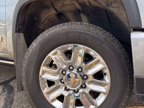 Used 2024 Chevrolet Silverado 2500 High Country w/ Technology Package AWD/4WD image 8