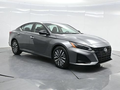 Used 2024 Nissan Altima 2.5 SV FWD image 34
