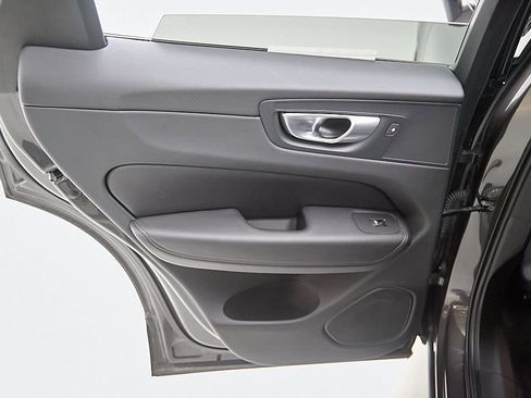 Certified 2023 Volvo XC60 B5 Plus w/ Climate Package image 19