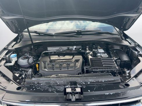 Certified 2022 Volkswagen Tiguan SEL R-Line image 30