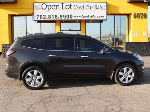 Used 2017 Chevrolet Traverse LT w/ Style and Technology Package image 4