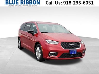 Used 2025 Chrysler Pacifica Select