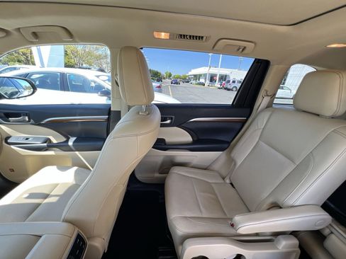 Used 2019 Toyota Highlander Limited Platinum image 3