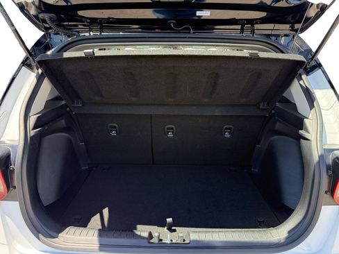 Used 2025 Hyundai Venue Limited FWD image 17