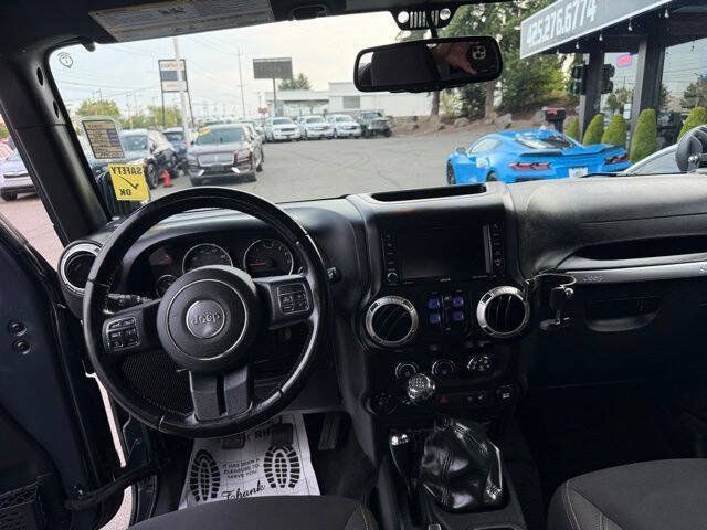 Used 2017 Jeep Wrangler Unlimited Rubicon w/ Max Tow Package AWD/4WD image 27