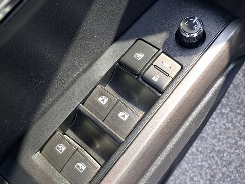 Used 2018 Toyota Tacoma TRD Sport AWD/4WD image 11