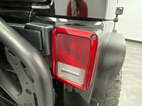 Used 2016 Jeep Wrangler Unlimited Rubicon w/ Connectivity Group AWD/4WD image 14