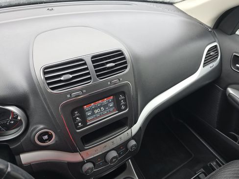 Used 2020 Dodge Journey SE w/ SE Popular Equipment Group image 29