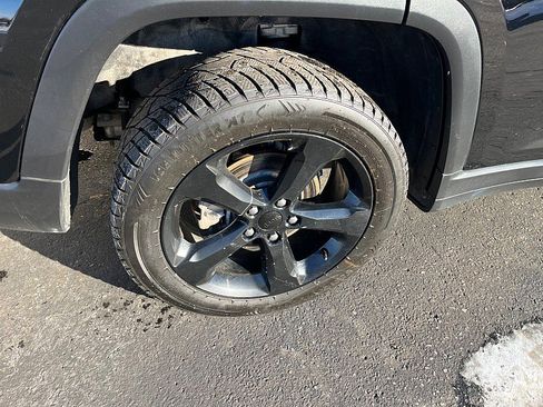 Used 2023 Jeep Grand Cherokee Limited w/ Luxury Tech Group II image 9