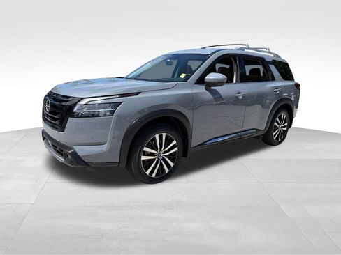 Used 2024 Nissan Pathfinder Platinum w/ Black Appearance Package FWD image 3