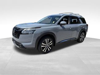 Used 2024 Nissan Pathfinder Platinum w/ Black Appearance Package FWD video 3