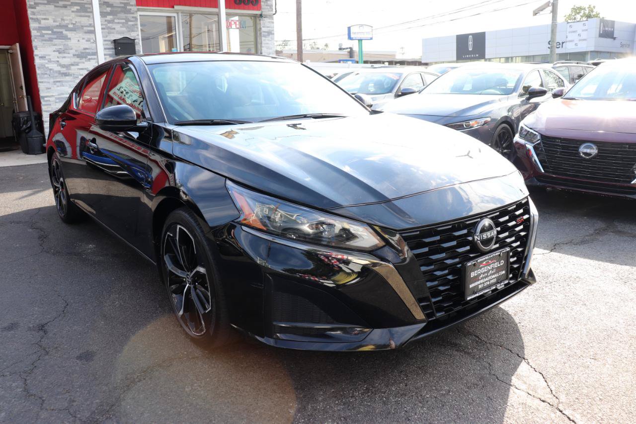 Used 2024 Nissan Altima 2.5 SR w/ SR Premium Package FWD image 7