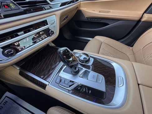 Used 2021 BMW 750i xDrive w/ Executive Package image 27