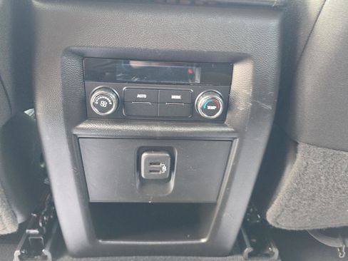 Used 2023 Chevrolet Traverse LT image 21