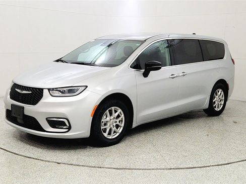 Used 2024 Chrysler Pacifica Touring-L FWD image 3