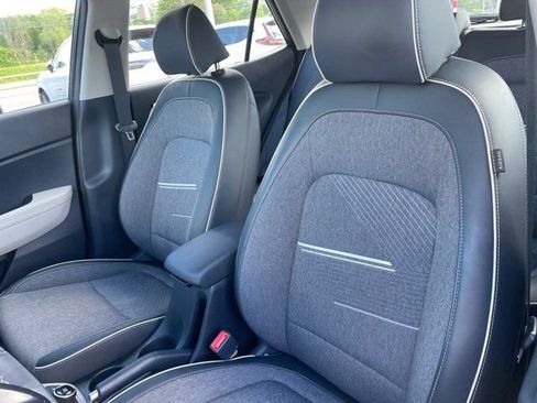Used 2023 Hyundai Venue Limited FWD image 9