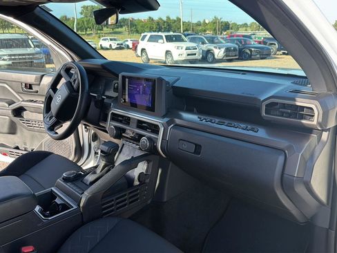 Used 2025 Toyota Tacoma SR5 AWD/4WD image 18