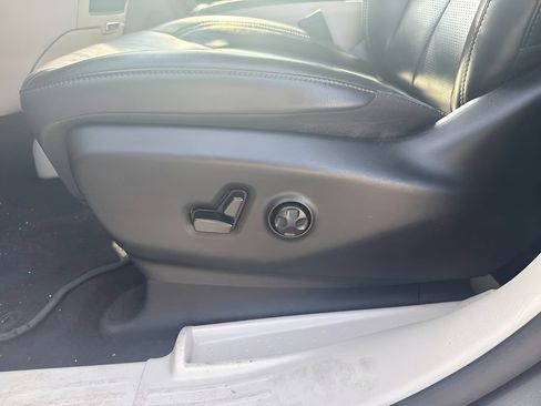 Used 2023 Chrysler Pacifica Touring-L FWD image 10