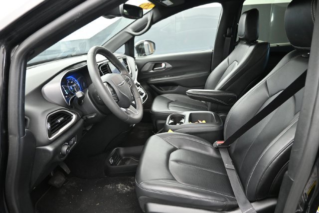 Used 2025 Chrysler Pacifica Select FWD image 13