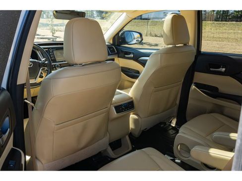 Used 2017 Toyota Highlander XLE image 14