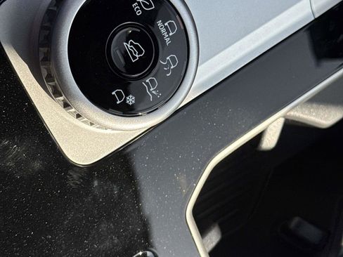 New 2025 Mitsubishi Outlander SE image 27