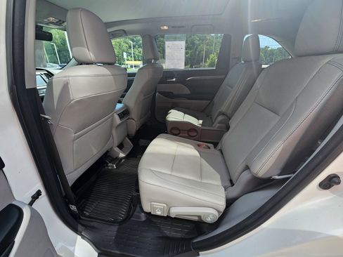 Used 2018 Toyota Highlander Limited Platinum image 16