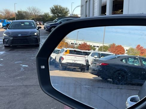 Used 2025 Volkswagen Atlas SE image 21