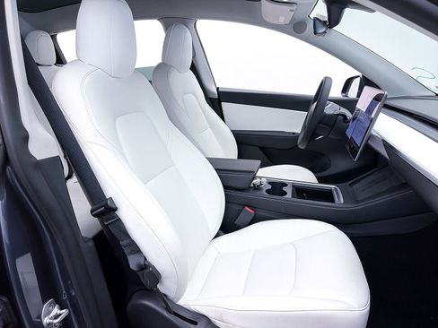 Used 2022 Tesla Model Y Long Range image 30