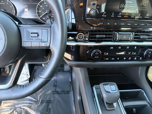 Certified 2024 Nissan Pathfinder SL image 13