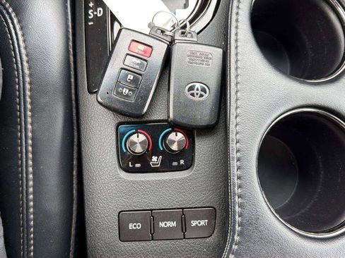 Used 2016 Toyota Avalon Limited image 29