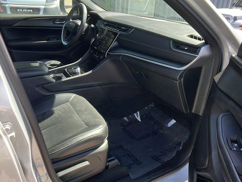 Certified 2024 Jeep Grand Cherokee L Laredo image 19