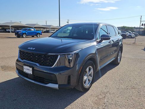 Used 2024 Kia Sorento LX FWD image 4