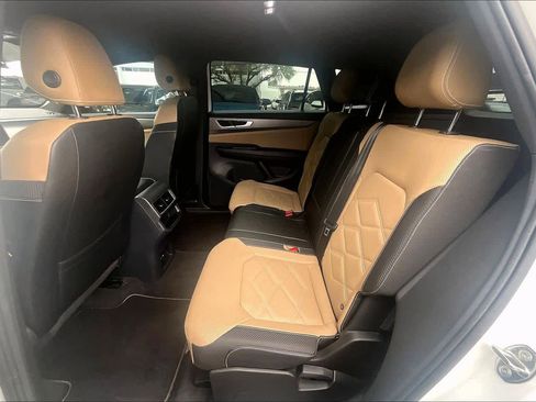 Used 2024 Volkswagen Atlas Cross Sport SE FWD image 21