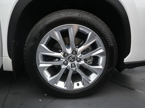 Used 2025 Toyota Highlander Limited FWD image 17