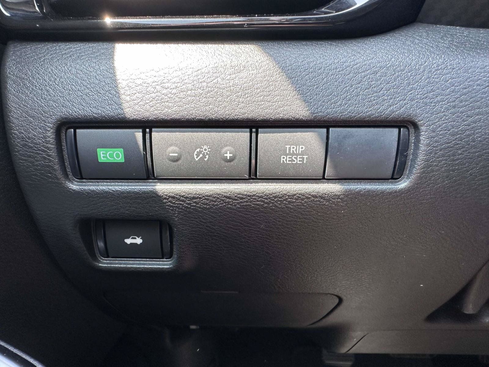 Used 2023 Nissan Sentra SR w/ SR Premium Package FWD image 18