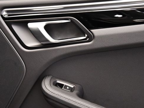 Used 2025 Porsche Macan image 52