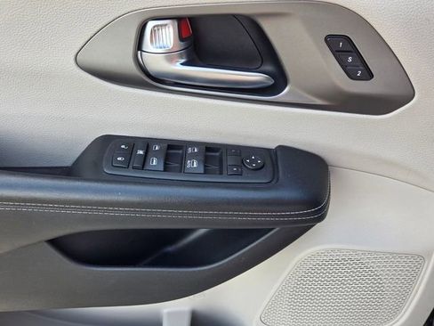 Used 2022 Chrysler Pacifica Touring-L image 31