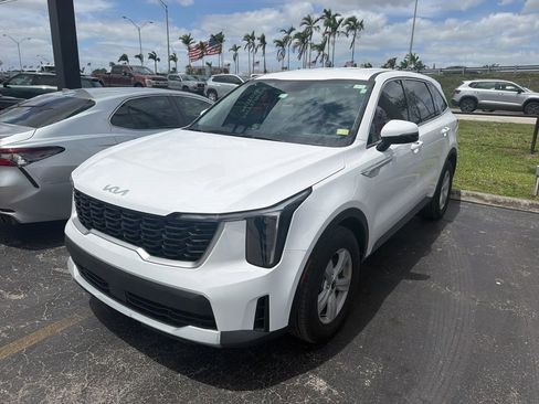 Used 2025 Kia Sorento LX image 2