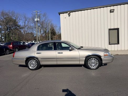 Used 2003 Lincoln Town Car Signature image 2