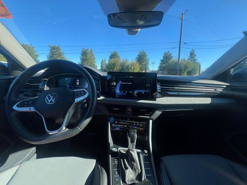 Used 2025 Volkswagen Jetta SE image 33